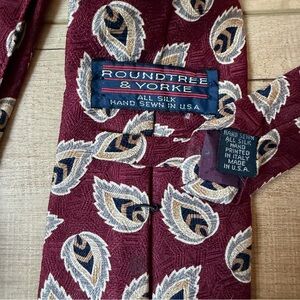 Roundtree & Yorke Burgundy Paisley Silk Tie